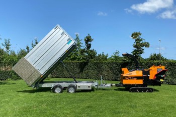 Först Hakselaar op rupsen Van Voorthuizen Boomverzorging BV Lienden